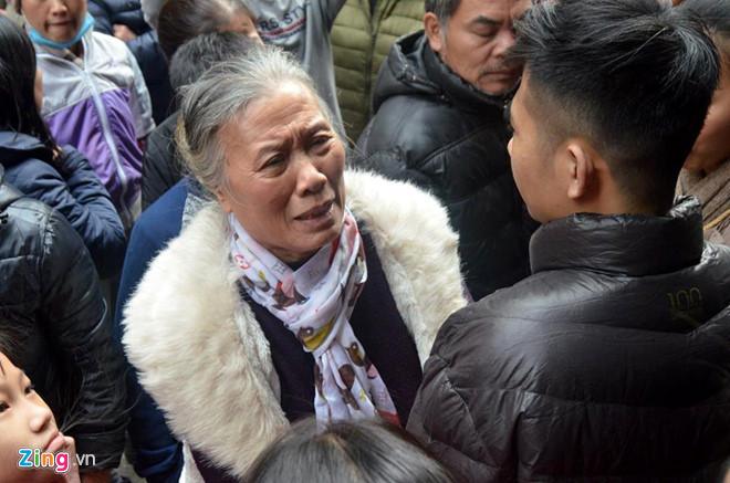 Bà Trang cảm ơn người thanh niên trẻ tuổi đã cứu mình trong đám cháy. Ảnh: Trần Anh.