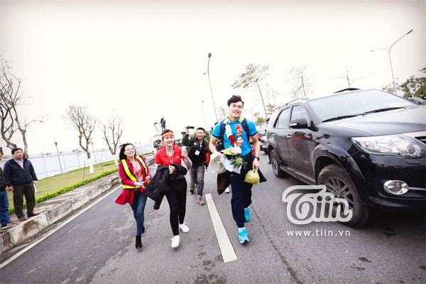 Tiến Dũng luôn cầm quả bưởi từ khi ở sân bay đến lúc lên xe diễu hành.