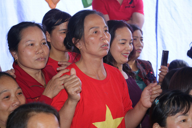 Bà Hường, mẹ của trung vệ Tiến Dũng hồi hộp theo dõi từng đường bóng