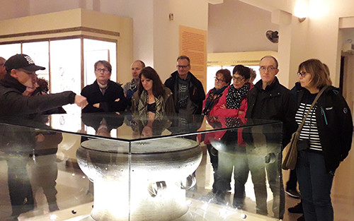 Du khách nước ngoài tham quan bảo tàng Lịch sử Quốc gia. Ảnh: Hương Chi/VnExpress