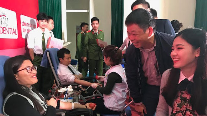 Lãnh đạo báo Tiền phong và Á hậu Thanh Tú thăm hỏi các bạn trẻ hiến máu