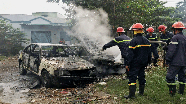 Bất cẩn đốt rác, đốt luôn 2 xe ô tô cháy trơ khung