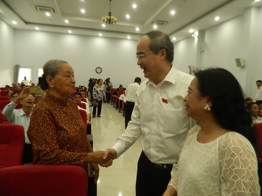 Bí thư Thành ủy Nguyễn Thiện Nhân thăm hỏi các cử tri lớn tuổi tại buổi tiếp xúc chiều 6/5