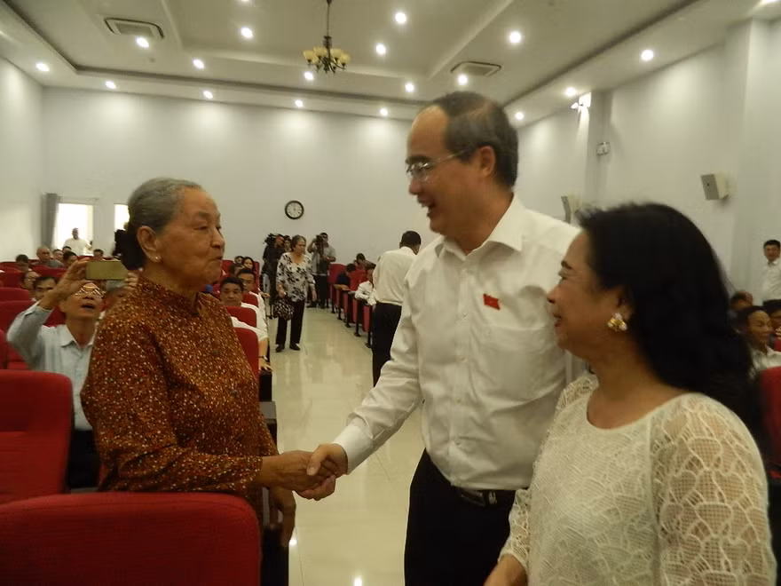 Bí thư Thành ủy Nguyễn Thiện Nhân thăm hỏi các cử tri lớn tuổi tại buổi tiếp xúc chiều 6/5