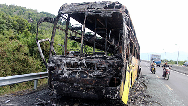 Ôtô giường nằm cháy rụi. Ảnh: Xuân Ngọc.