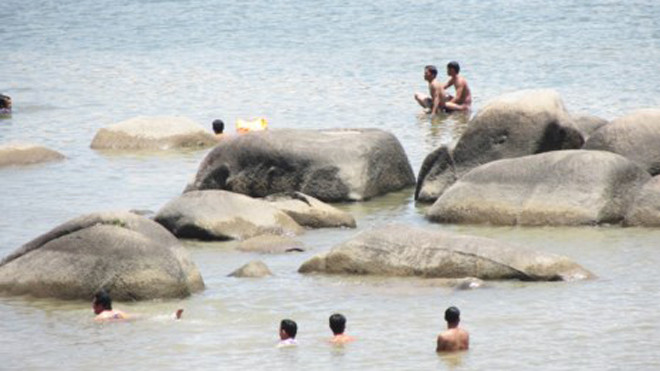 Các lực lượng cứu nạn tìm kiếm bốn học sinh mất tích trên sông Ba. Ảnh: TRẦN LÊ KHA