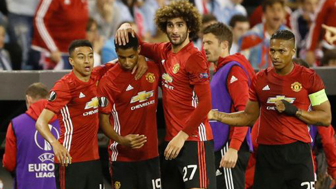 Các đồng đội chia vui cùng Rashford.