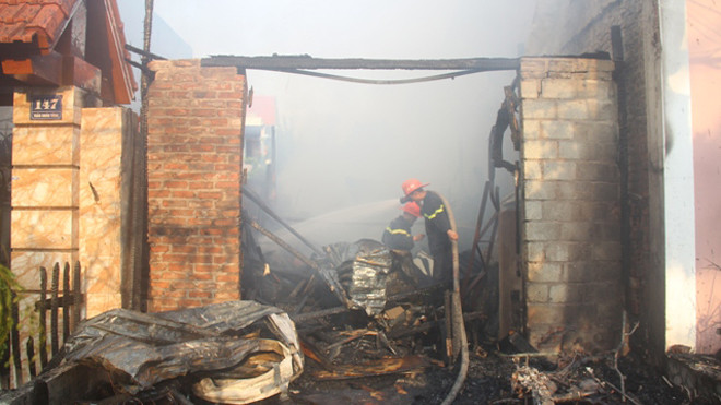 Xưởng sản xuất đồ gỗ nội thất cháy rụi do chập điện