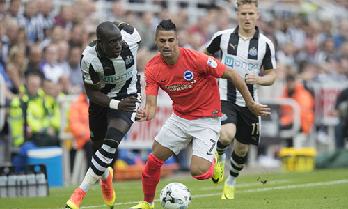 Newcastle và Brighton là chủ nhân hai tấm vé đầu tiên từ giải Hạng Nhất mùa này lên Ngoại hạng Anh. Suất còn lại sẽ được định đoạt qua các trận play-off. Ảnh: Sky.