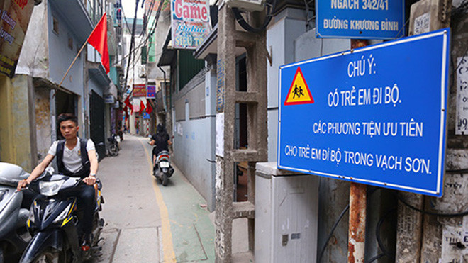 Làn đường ưu tiên trẻ em đi bộ ở đường Khương Đình. Ảnh: Phạm Dự