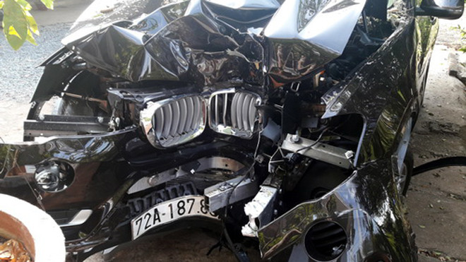 Đầu xe BMW bẹp dúm sau cú đâm mạnh vào gốc cây. Ảnh: Xuân Thắng.