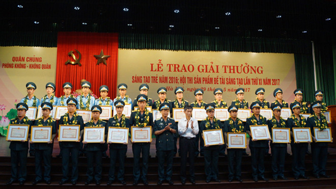 Trao giải cho các tác giả, tập thể tác giả đạt Giải thưởng Sáng tạo trẻ năm 2016 và Hội thi Sản phẩm, đề tài sáng tạo lần thứ XI năm 2017