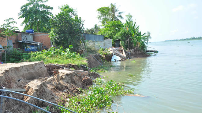 Lở sâu trên Sông Tiền, nhà cửa chực chờ bị nuốt trọn