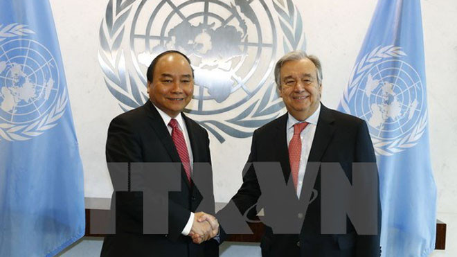 Thủ tướng Nguyễn Xuân Phúc gặp Tổng Thư ký Liên hợp quốc Antonio Guterres. (Ảnh: Thống Nhất/TTXVN)