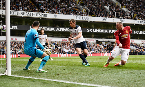 Man Utd của Rooney hứa hẹn vẫn kiếm bộn tiền thưởng dù nhiều khả năng chỉ về đích thứ sáu tại Ngoại hạng Anh mùa này. Ảnh: Reuters.