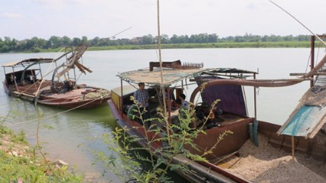 Bắt giữ hai tàu hút cát trái phép