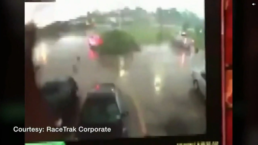 Lốc xoáy cuốn bay xe hơi lên trời ở Mỹ