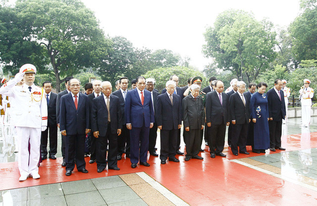 Đoàn lãnh đạo Đảng, Nhà nước, Ủy ban Trung ương Mặt trận Tổ quốc Việt Nam đặt vòng hoa, dâng hương tưởng niệm các Anh hùng Liệt sỹ tại Tượng đài Anh hùng liệt sỹ đường Bắc Sơn, (Hà Nội). Ảnh: An Đăng - TTXVN