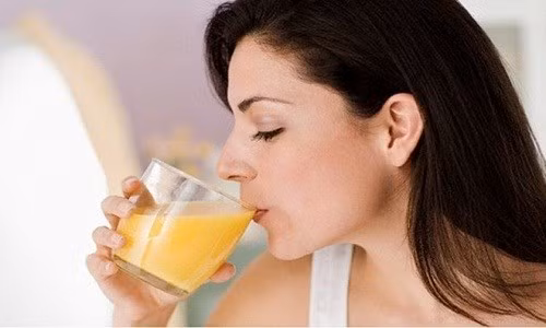 Uốngnước trái cây vào buổi sáng giúp bạn giải độc có thể. 