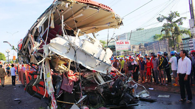 Ôtô khách rách bươm sau cú đâm của xe tải. Ảnh: Nhật Hạ