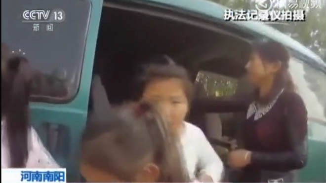 Xe 7 chỗ nhồi nhét 37 học sinh, giáo viên ở Trung Quốc