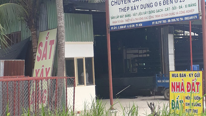 Tiệm cửa sắt kiêm bán đất nền ở vùng ven