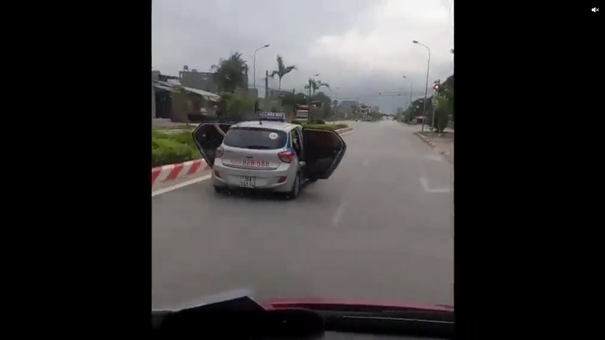 Xe taxi mở bung hai cánh cửa để chở người đi cấp cứu