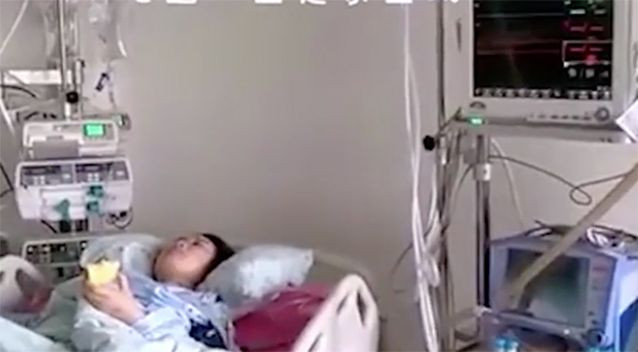 Tang vẫn ăn được táo dù tim ngừng đập.