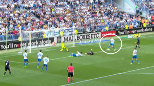 Villanueva (trong vòng tròn) nhấc chân để bóng trôi về phía Ronaldo, trong khi hoàn toàn có thể dừng bóng hoặc phá lên.