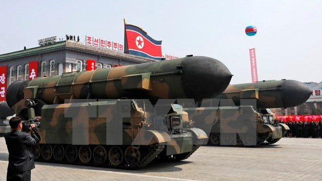 Các tên lửa của Triều Tiên được giới thiệu trong lễ duyệt binh kỷ niệm 105 năm ngày sinh cố Chủ tịch Kim Nhật Thành ở thủ đô Bình Nhưỡng ngày 15/4. (Nguồn: EPA/TTXVN)