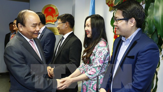 Thủ tướng Nguyễn Xuân Phúc đến thăm và nói chuyện với cán bộ, nhân viên Phái đoàn Đại diện thường trực Việt Nam tại Liên hợp quốc. (Ảnh: Thống Nhất/TTXVN)