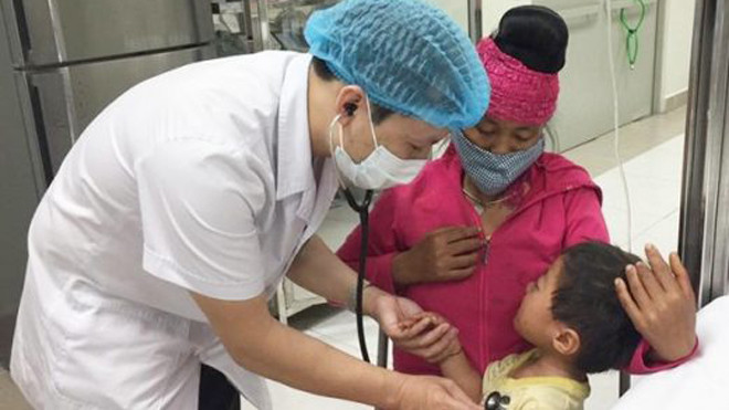 BS. Duy đang thăm khám cho một bệnh nhi bị ngộ độc hóa chất