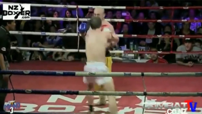 'Đệ nhất Thiếu Lâm' giơ mặt cho võ sĩ MMA đấm liên tiếp