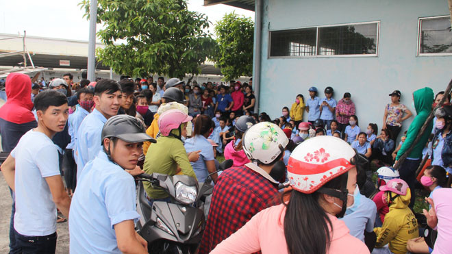 Bức xúc việc công ty chậm trả lương, hàng nghìn công nhân may đình công đòi quyền lợi.