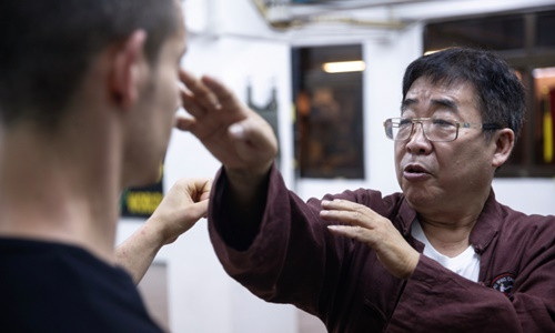 Võ sư Vịnh Xuân quyền Lưu Công Thành biểu diễn đòn xỉa vào mắt. Ảnh: WeMedia01