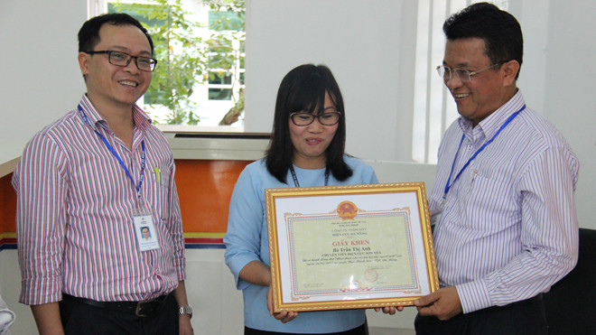 Chị Trần Thị Anh trong lễ khen thưởng của Cty Điện lực Đà Nẵng vì có nghĩa cử cao đẹp