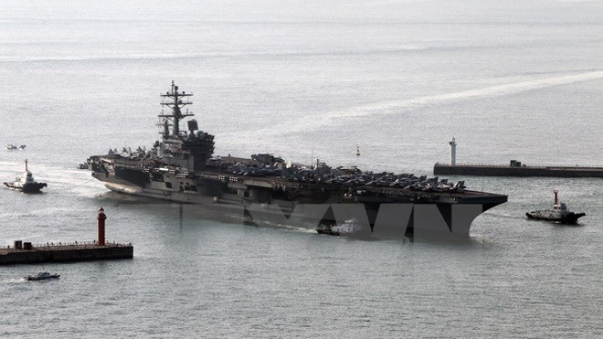 Tàu sân bay USS Ronald Reagan của Mỹ cập cảng ngoài khơi phía Đông Nam thành phố Busan, Hàn Quốc. (Nguồn: EPA/TTXVN)