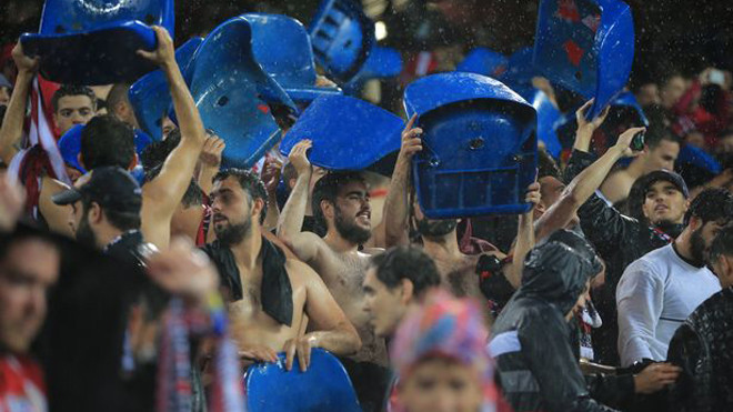 CĐV Atletico Madrid tháo ghế sân Vicente Calderon sau trận đấu với Real.