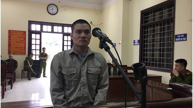 Gã sở khanh bán người yêu đứng trước vòng móng ngựa. ảnh: Kim Thoa