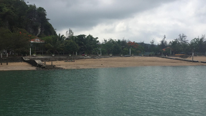 Đảo Bánh Sữa bị chiếm dụng và xây dựng nhiều công trình kiên cố. (Ảnh Hoàng Dương)