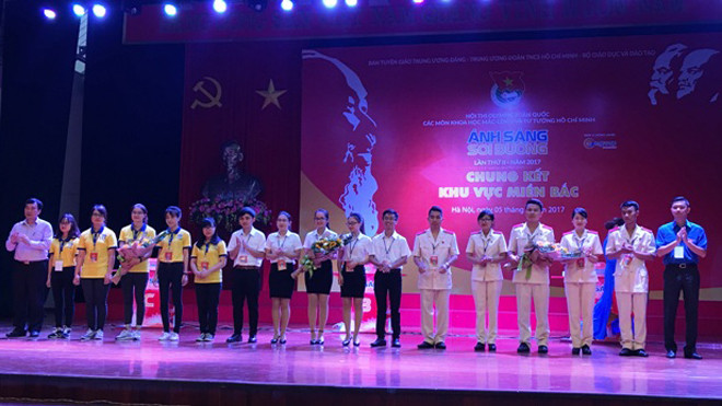 BTC tặng hoa cho 3 đội tuyển