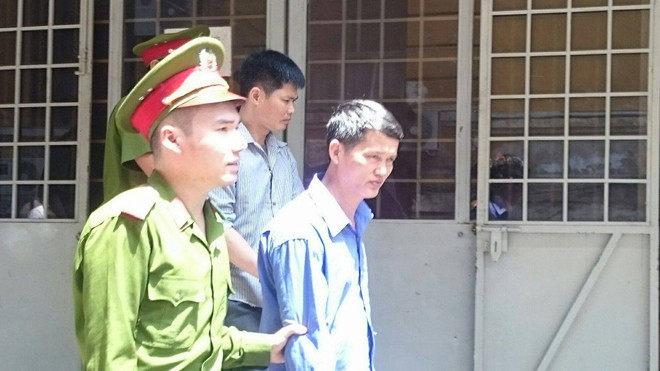 Hai bị cáo lãnh 34 năm tù vì hành vi mua bán ma túy. Ảnh: Tân Châu