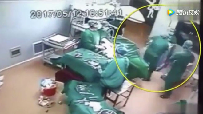 Bác sĩ nam đấm gục nữ y tá giữa ca phẫu thuật