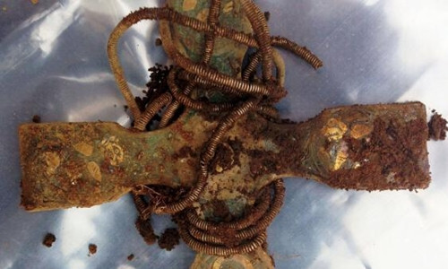 Chiếc thánh giá trong kho báu của người Viking từ thế kỷ 10. Ảnh: Independent