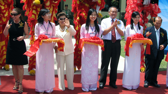 Bà Tư Hường cùng ông Nguyễn Văn Tự, nguyên Bí thư Tỉnh ủy Khánh Hòa cùng quan khách cắt băng khai trương Diamond Bay City, ngày 30/6/2008 - ảnh Nguyễn Đình Quân 