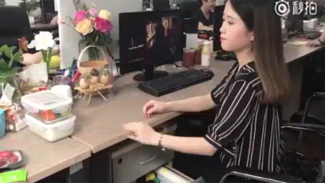 Thánh nữ ham ăn mở tiệc sushi băng chuyền tại văn phòng