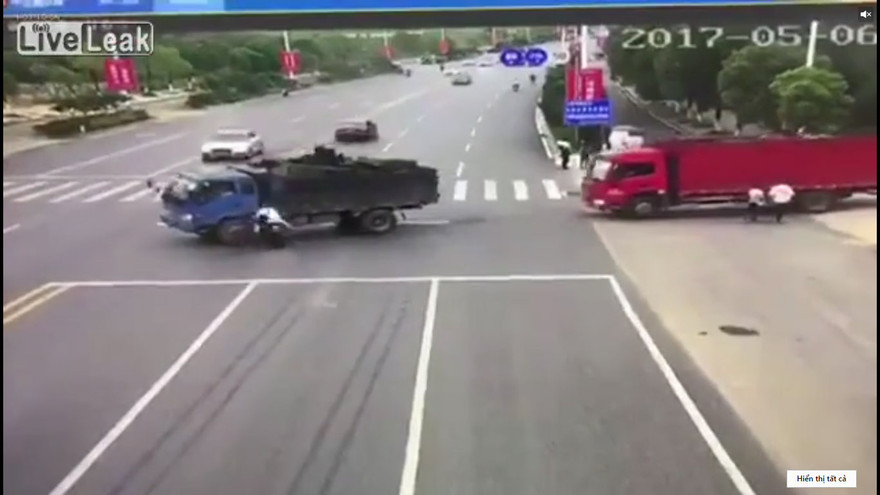 Môtô đâm trúng bình xăng xe tải, cháy cả người và xe