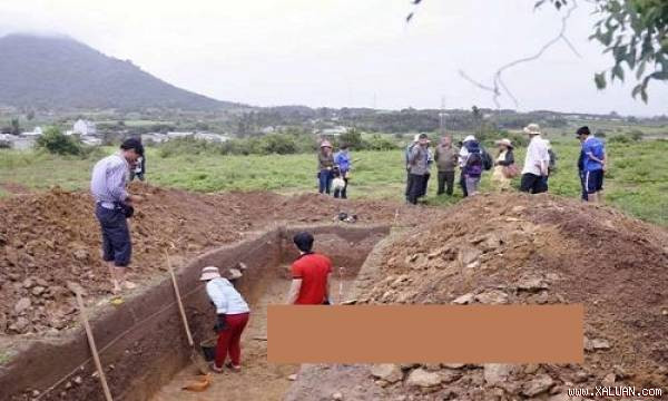 Khai quật di chỉ Gò Đá tại Thị xã An Khê, tỉnh Gia Lai. Ảnh: TTXVN.