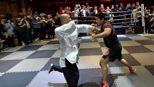 Ngụy Lôi (áo trắng) bị Từ Hiểu Đông đánh bại trong vòng năm giây