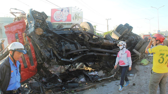 Hiện trường vụ tai nạn thảm khốc khiến 13 người chết